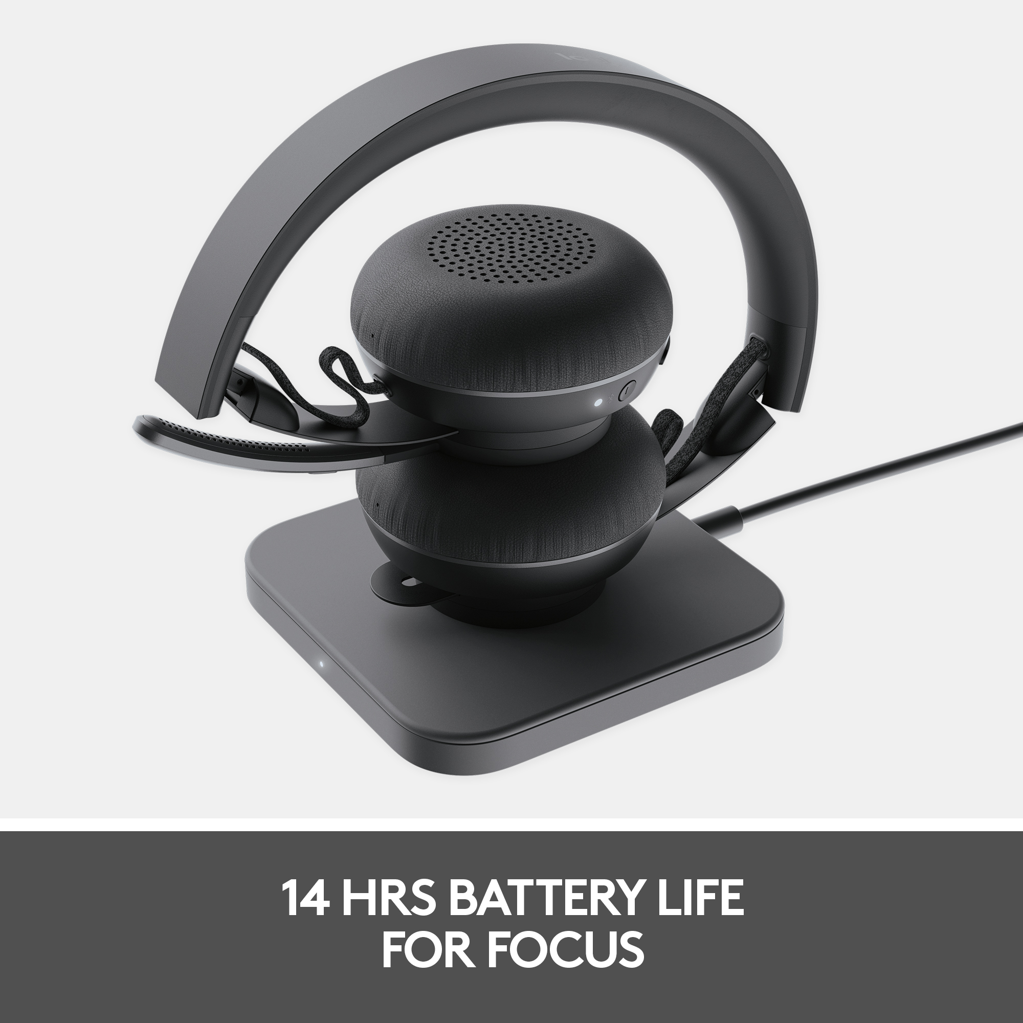 Schwarzer Kopfhörer mit Ladestation. Unten steht "14 HRS BATTERY LIFE FOR FOCUS".