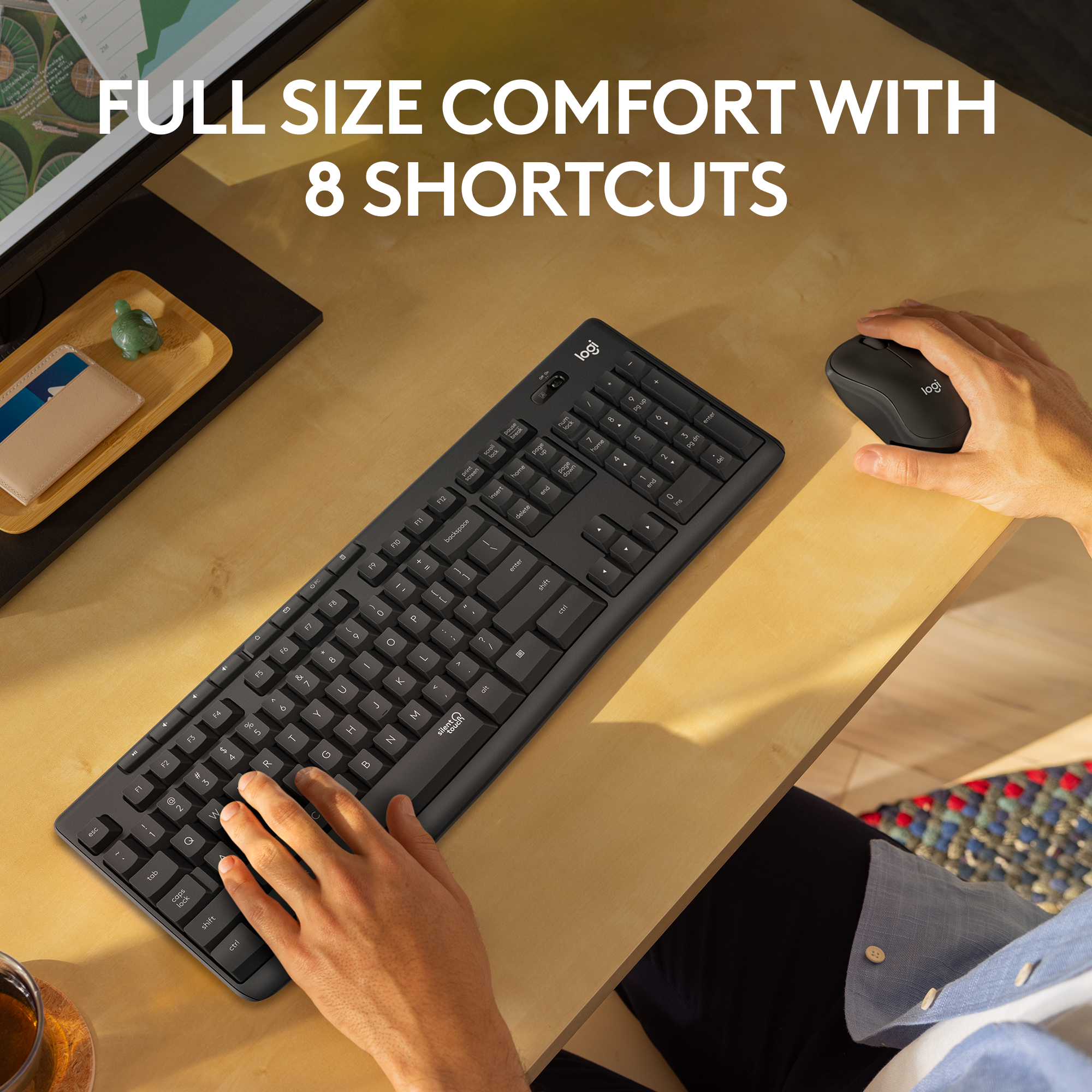 Clavier et souris noirs sur un bureau en bois. Texte : 'CONFORT PLEINE TAILLE AVEC 8 RACCOURCIS'.
