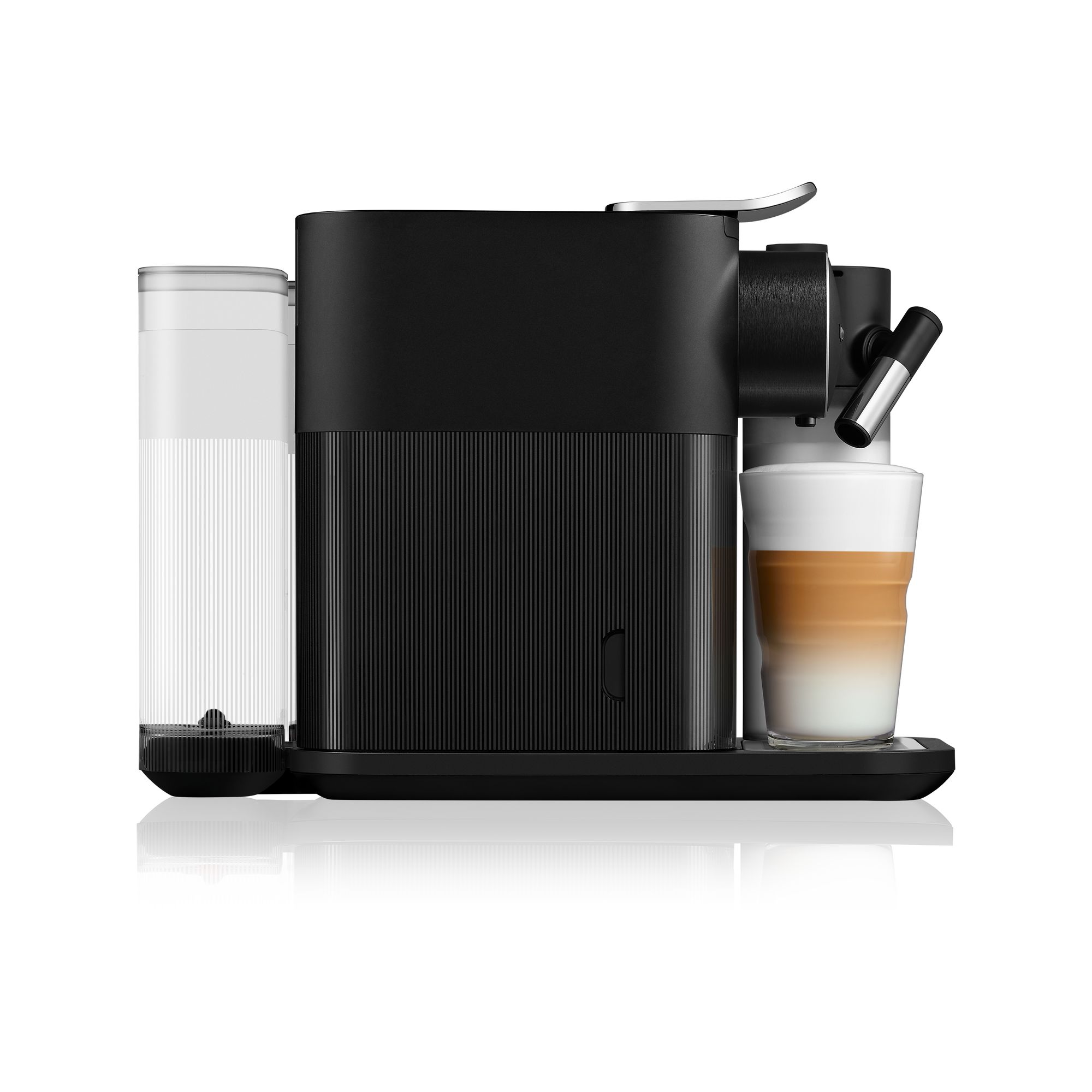 Siyah Nespresso kahve makinesi, su tankı ve bir fincan kahve ile.