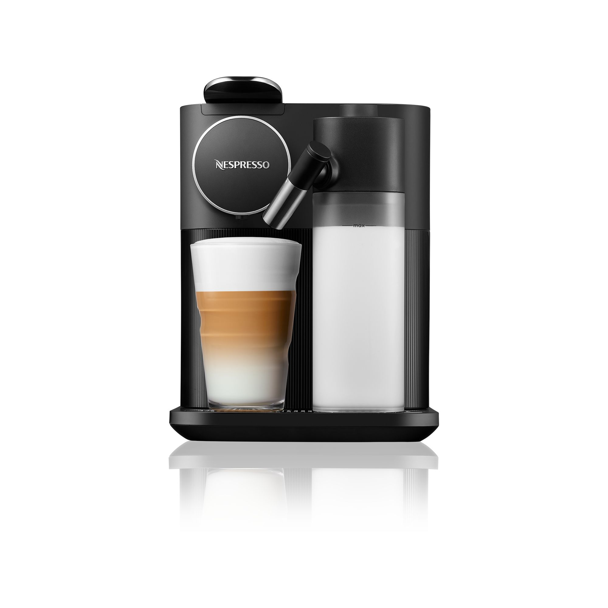 Sütlü kahve ve bir süt kabı ile bir bardak kahve ile siyah Nespresso kahve makinesi.