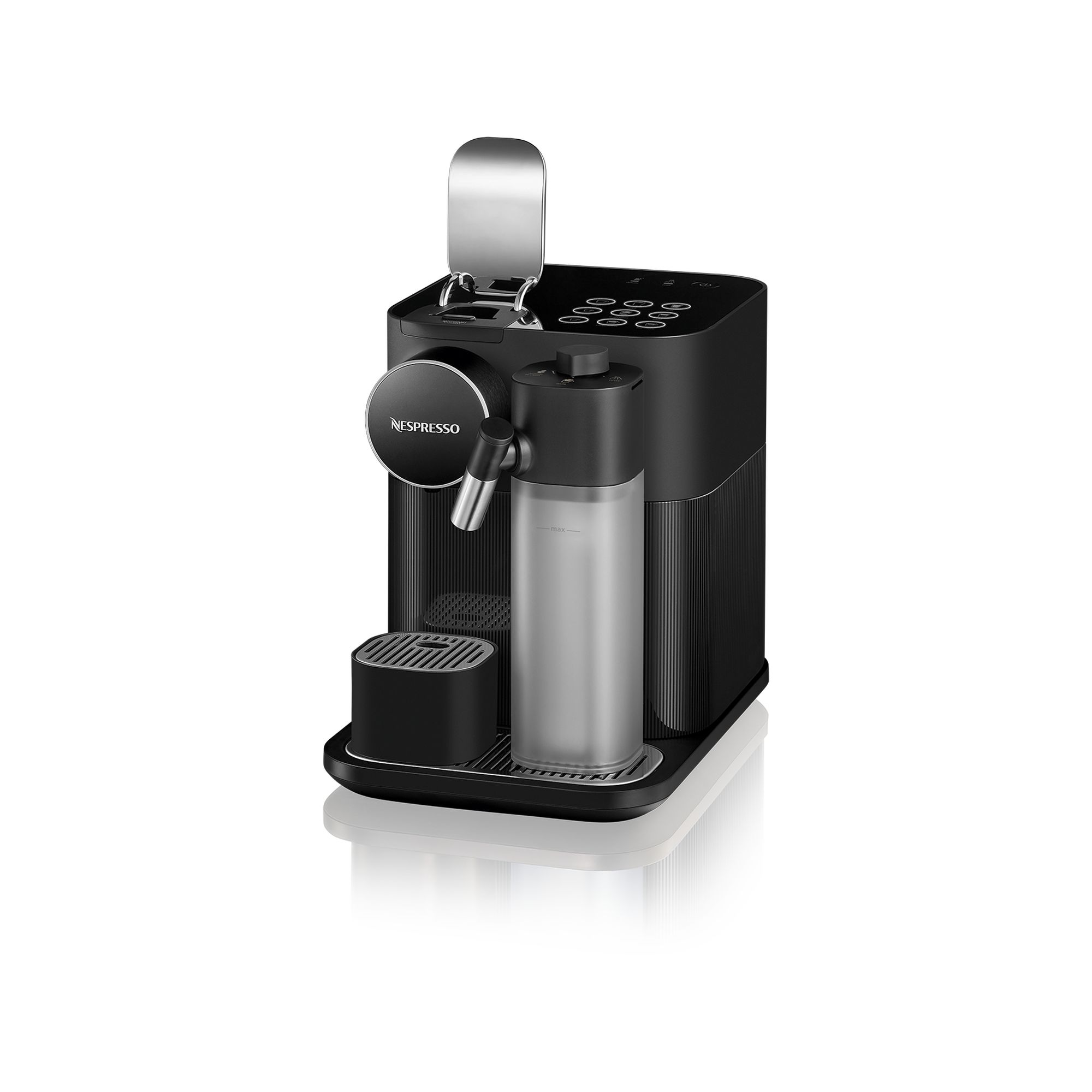 Siyah Nespresso kahve makinesi. Bir su kabı ve bir süt köpürtücüye sahip. Beyaz zemin.