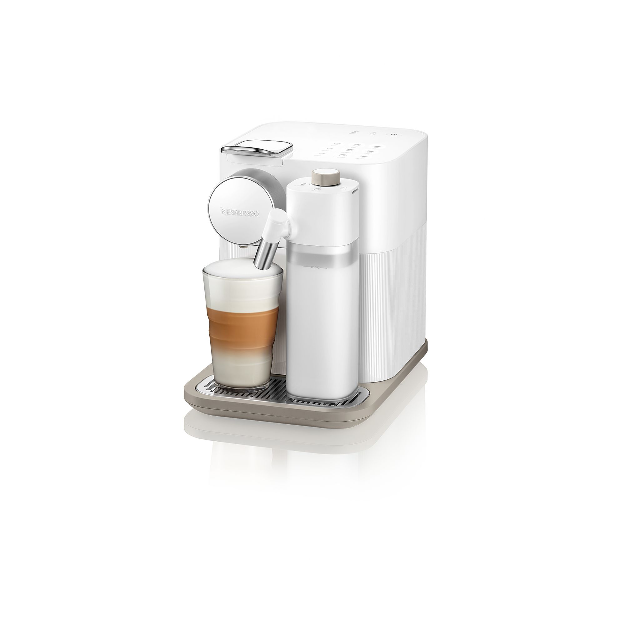 Bir bardak latte ile beyaz Nespresso makinesi. Makinenin bir süt köpürtücüsü var.