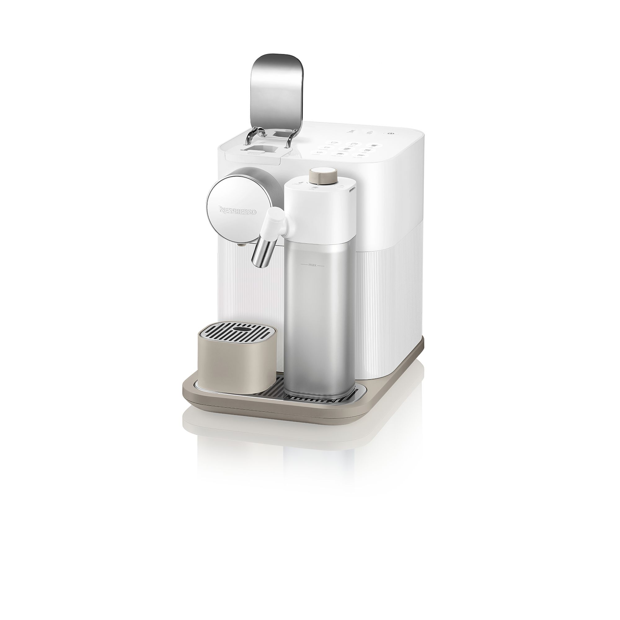 Beyaz Nespresso kahve makinesi, gümüş renkli bir musluk ve su kabı ile.