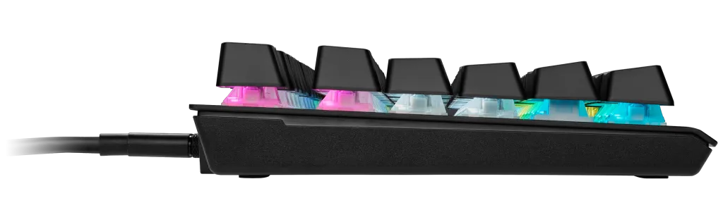 Egy ezüst USB hub, több USB porttal és csatlakoztatott fekete kábellel.
