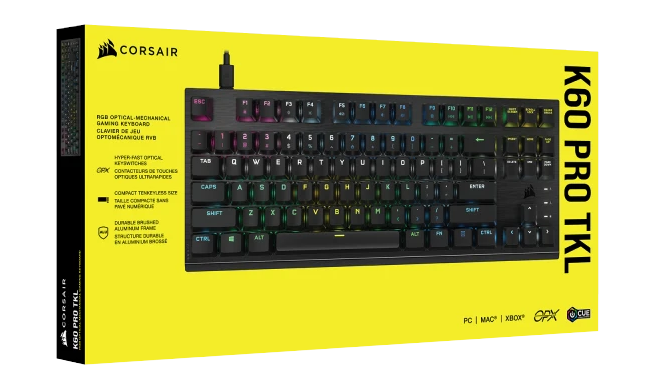A Corsair K60 Pro TKL billentyűzet sárga dobozában látható. A billentyűzet fekete, RGB világítással.