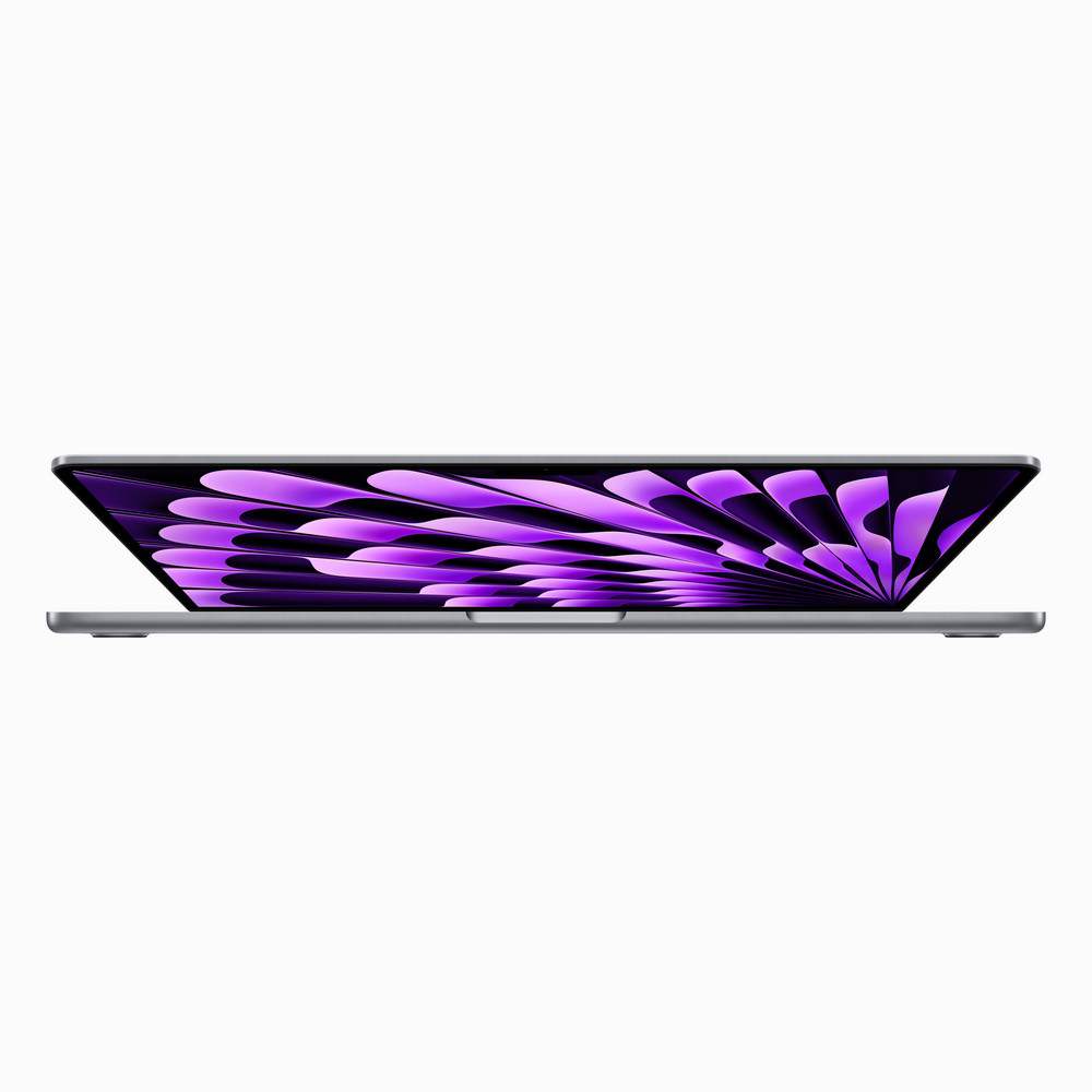 Una laptop abierta, mostrando un diseño abstracto púrpura en la pantalla. La laptop es plateada.