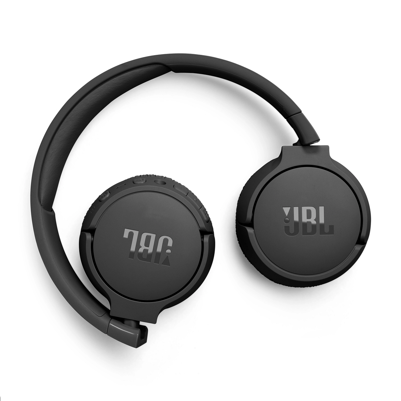 Schwarze Kopfhörer auf weißem Hintergrund. Auf den Ohrmuscheln steht das Wort JBL.