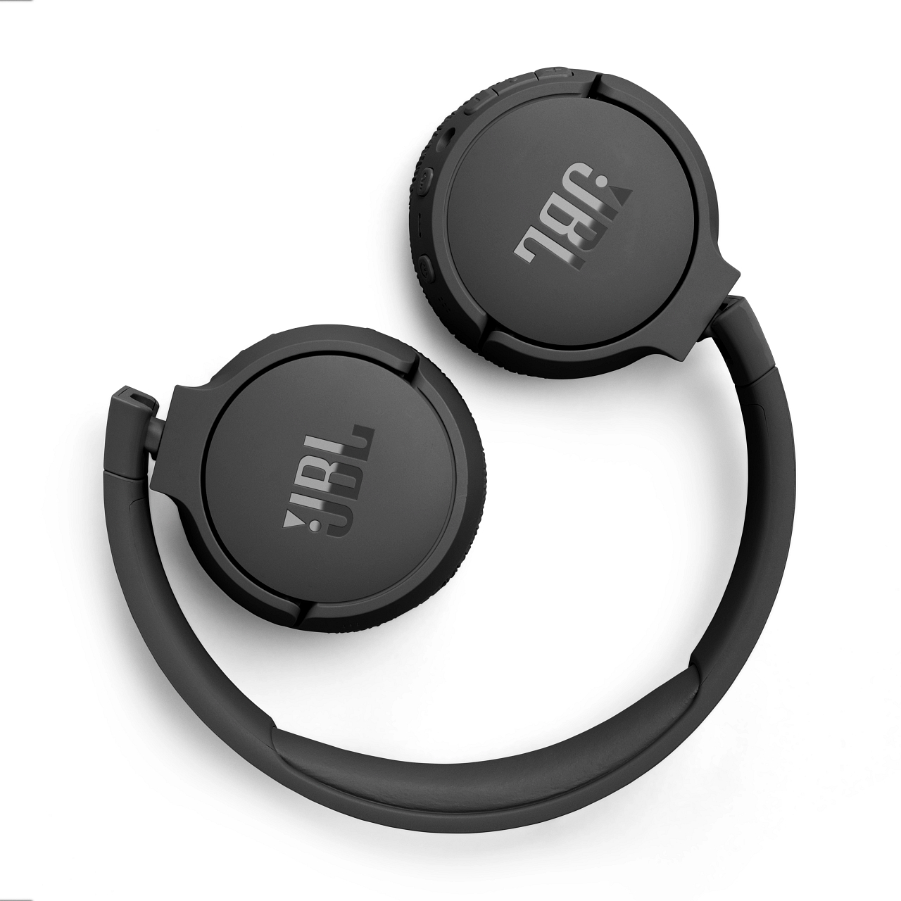 Schwarzer JBL-Kopfhörer, der die Ohrmuscheln und das Kopfband zeigt, isoliert.