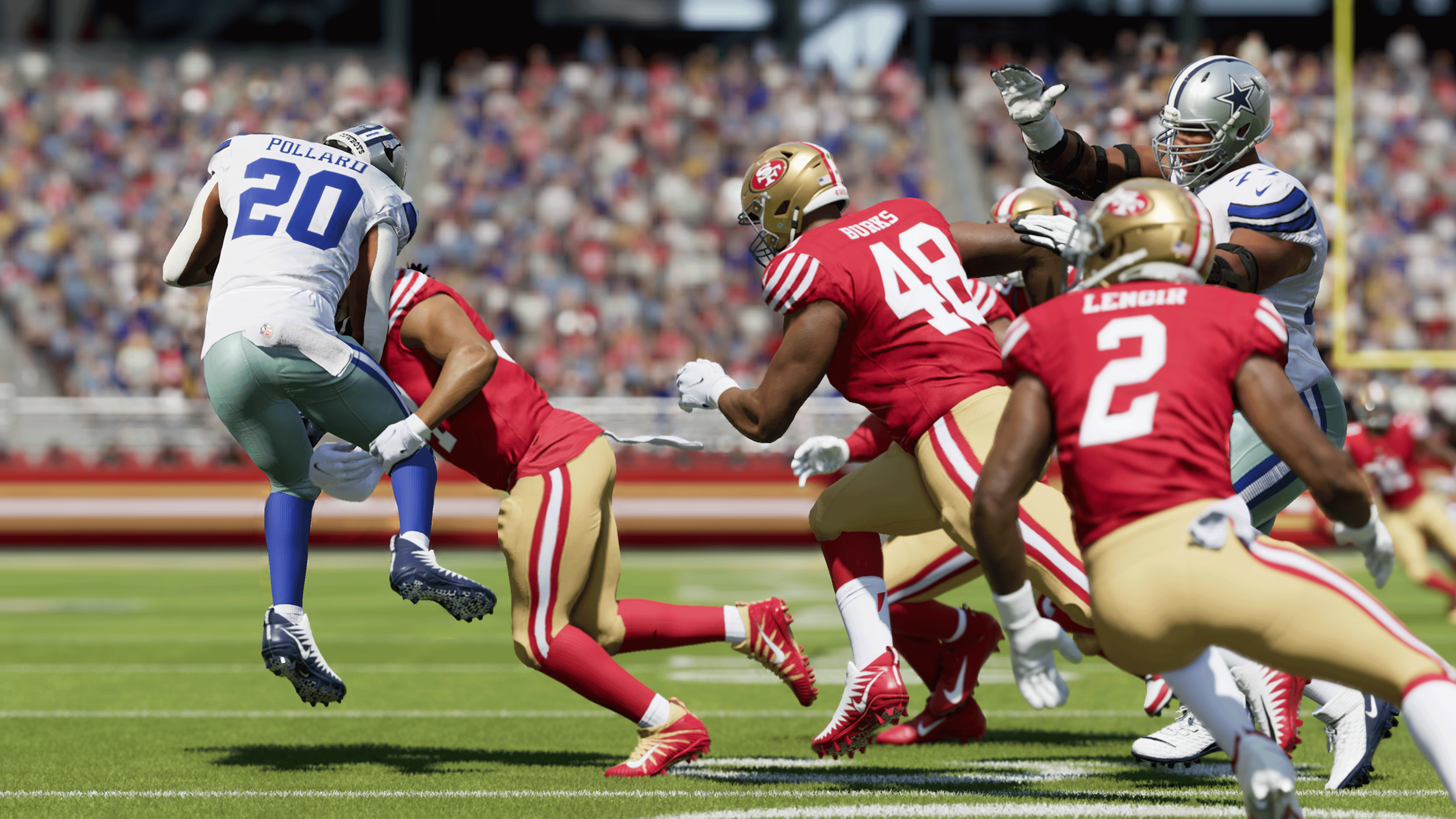 Football-Spiel-Action. Spieler der Dallas Cowboys und San Francisco 49ers im Spiel. Hintergrund: Publikum.