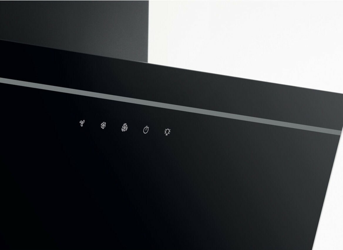 Zbliżenie czarnego panelu sterowania okapu z podświetlanymi ikonami na białym tle.