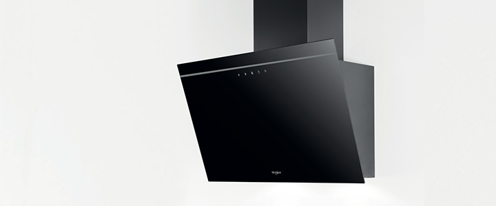 Czarny, nowoczesny okap na białym tle. Kątowa konstrukcja.