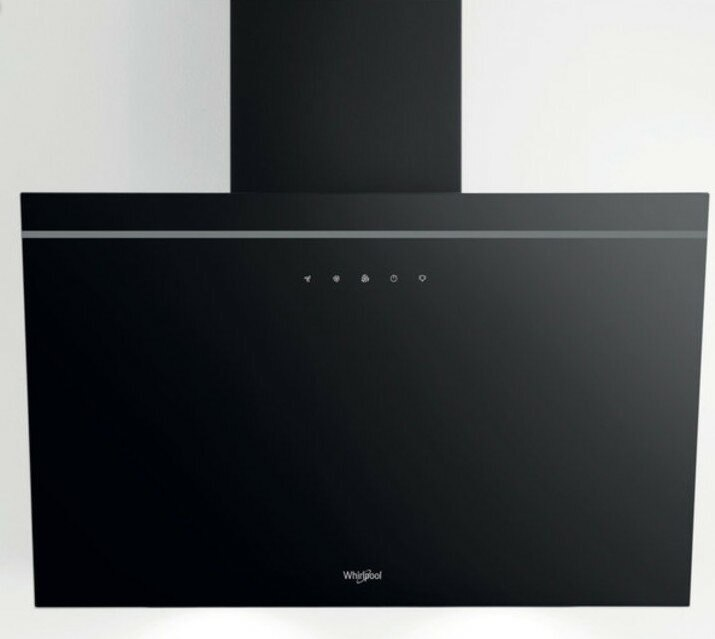 Czarny okap z kominem. Zamontowany na białej ścianie z logo Whirlpool.