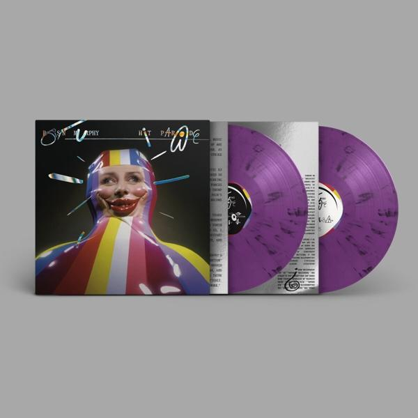Une pochette d'album d'une personne avec un maquillage coloré et deux disques vinyles violets.