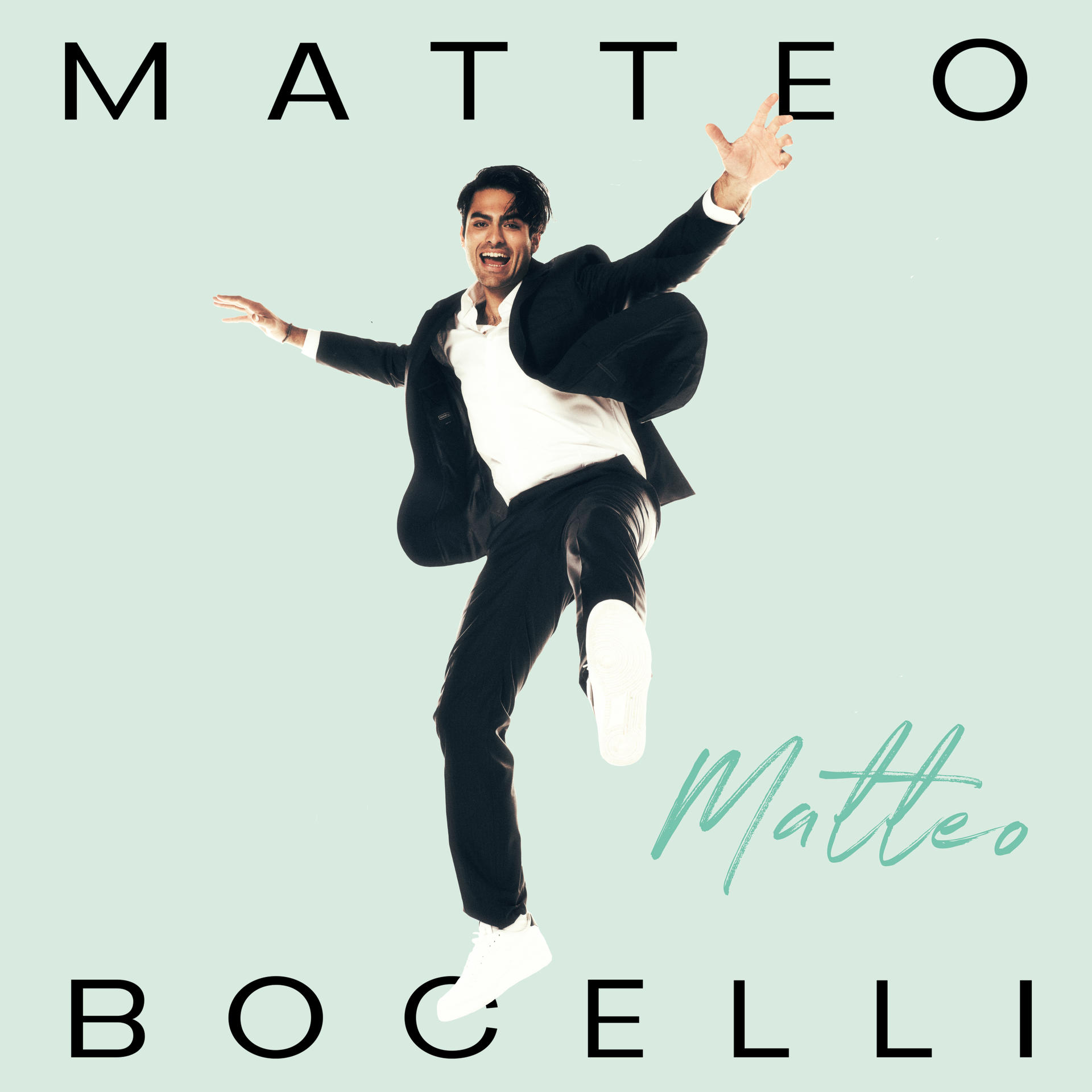 Matteo Bocelli Albumcover. Ein Mann im Anzug springt. Text oben und unten.