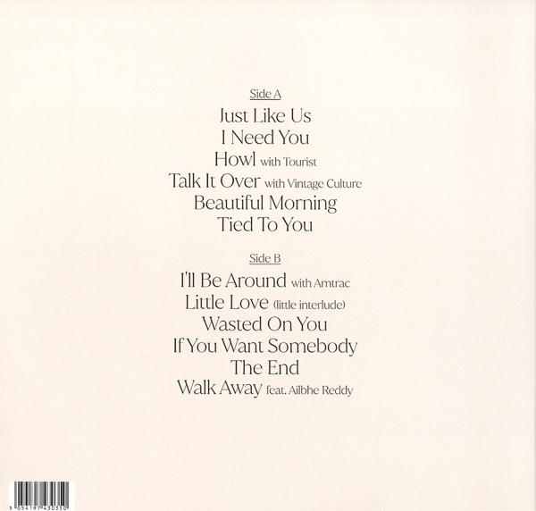 Albumcover mit Titellisten von Seite A und Seite B. Weißer Hintergrund mit Text in einer Serifenschrift.