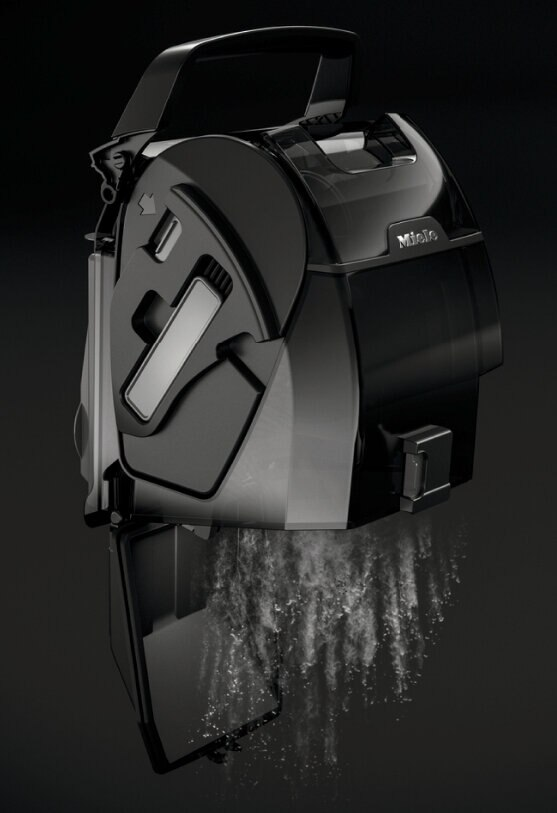 Czarny odkurzacz Miele, wyrzuca wodę, odbija się poniżej.