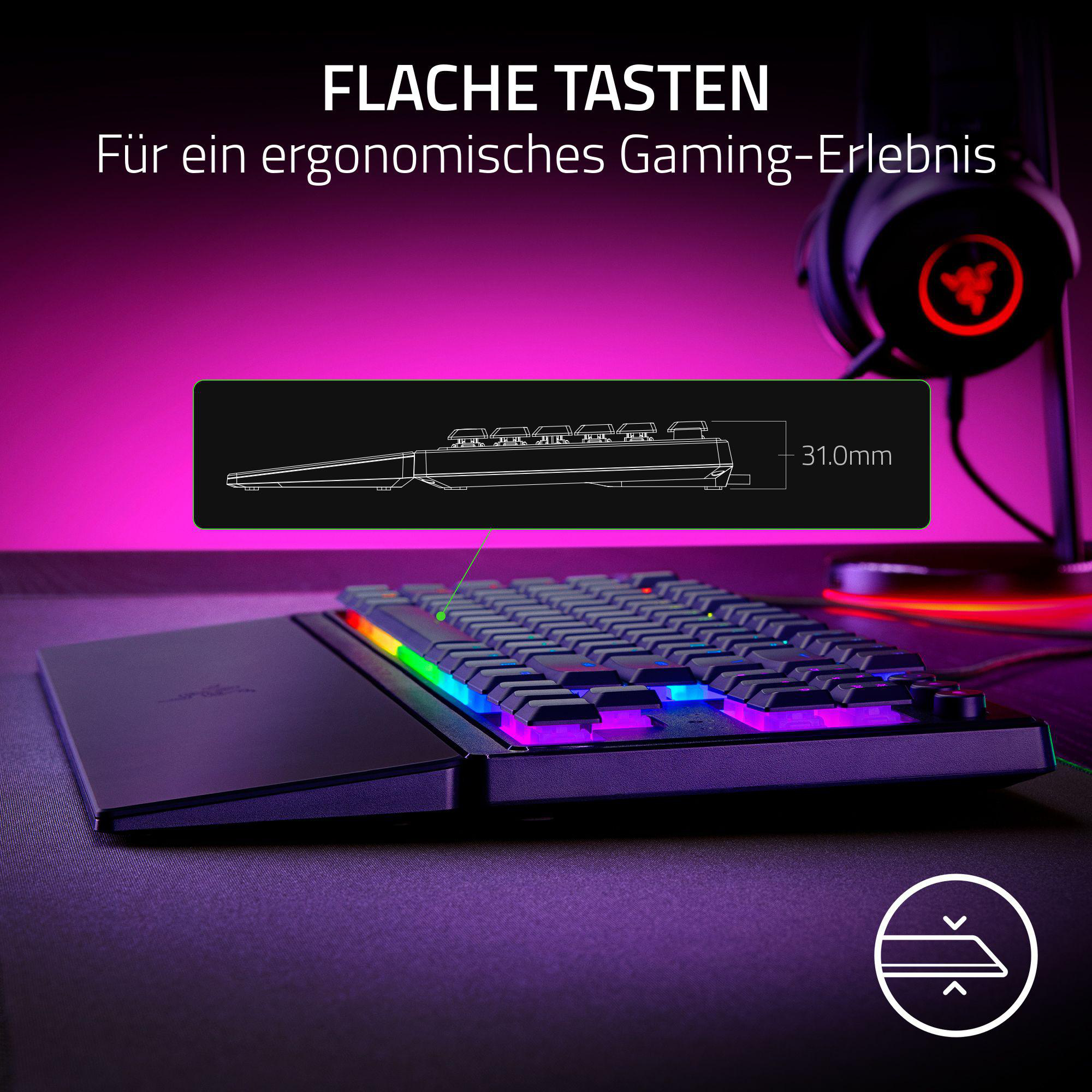 Gaming-Tastatur mit bunten Tasten und Diagramm mit Text und Kopfhörern.
