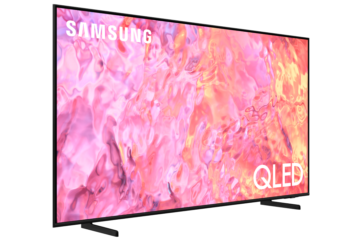 Siyah bir arka plan üzerinde modern, büyük ekranlı bir Samsung QLED TV. Ekran pembe renkler gösteriyor.