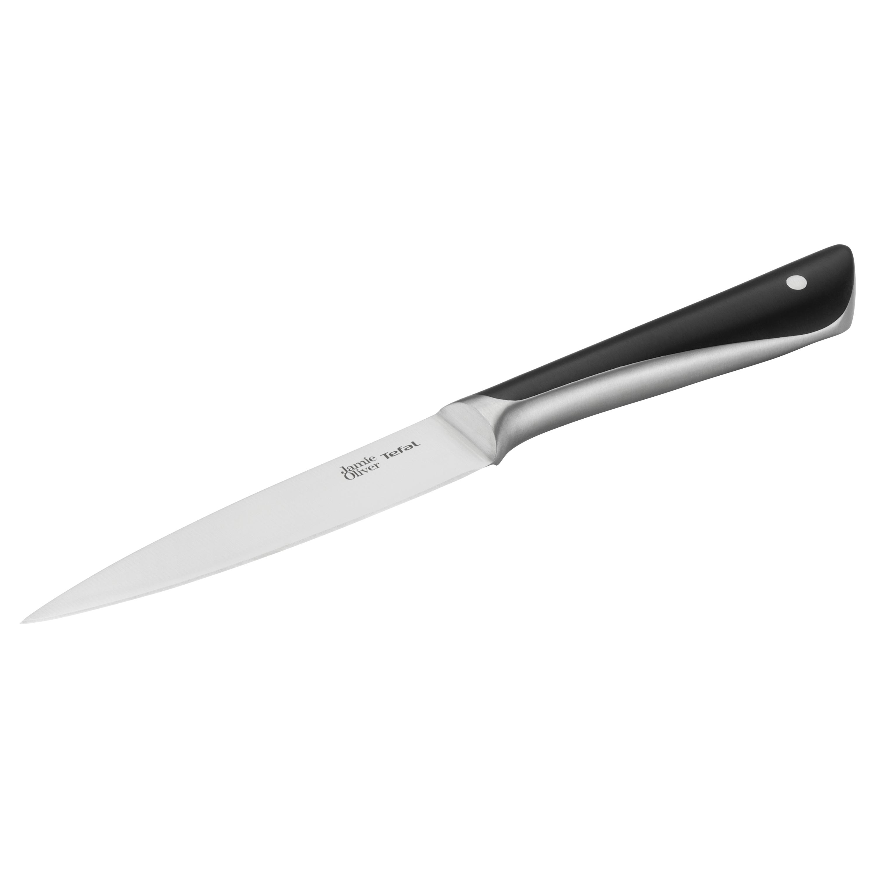 Ein Küchenmesser mit schwarzem Griff und silberner Klinge auf weißer Oberfläche.