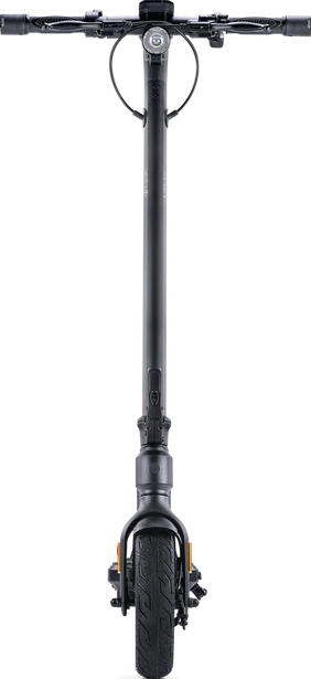 Ein schwarzer Elektroroller von vorne gesehen, Lenker und Reifen sind sichtbar.