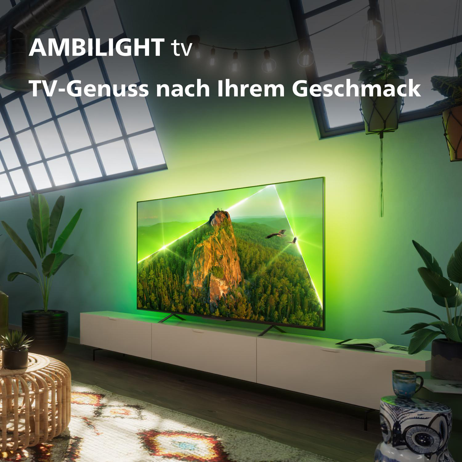 Wohnzimmer mit Fernseher, der grünes Licht ausstrahlt. Ein weißes Sideboard und Pflanzen sind vorhanden.