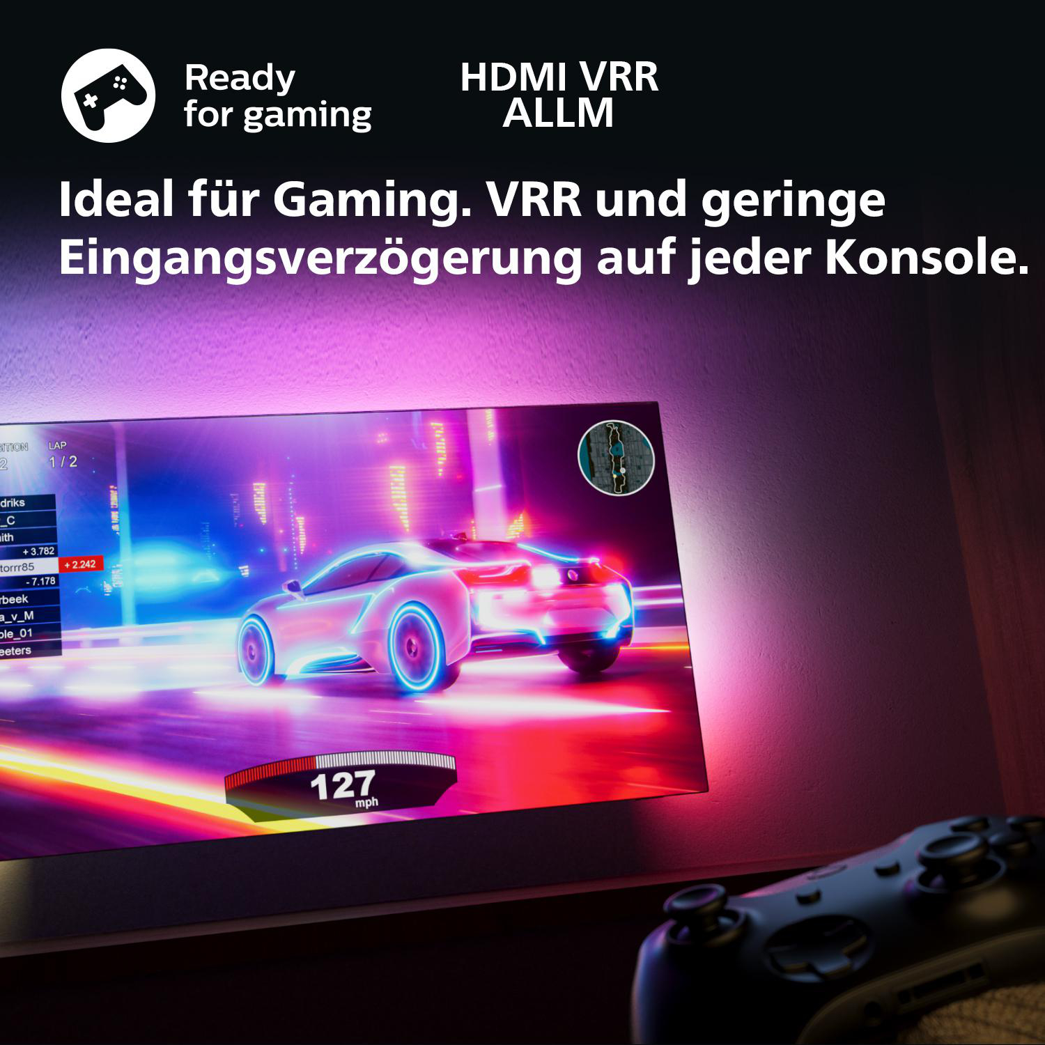 Fernsehbildschirm mit Rennspiel und Controller.