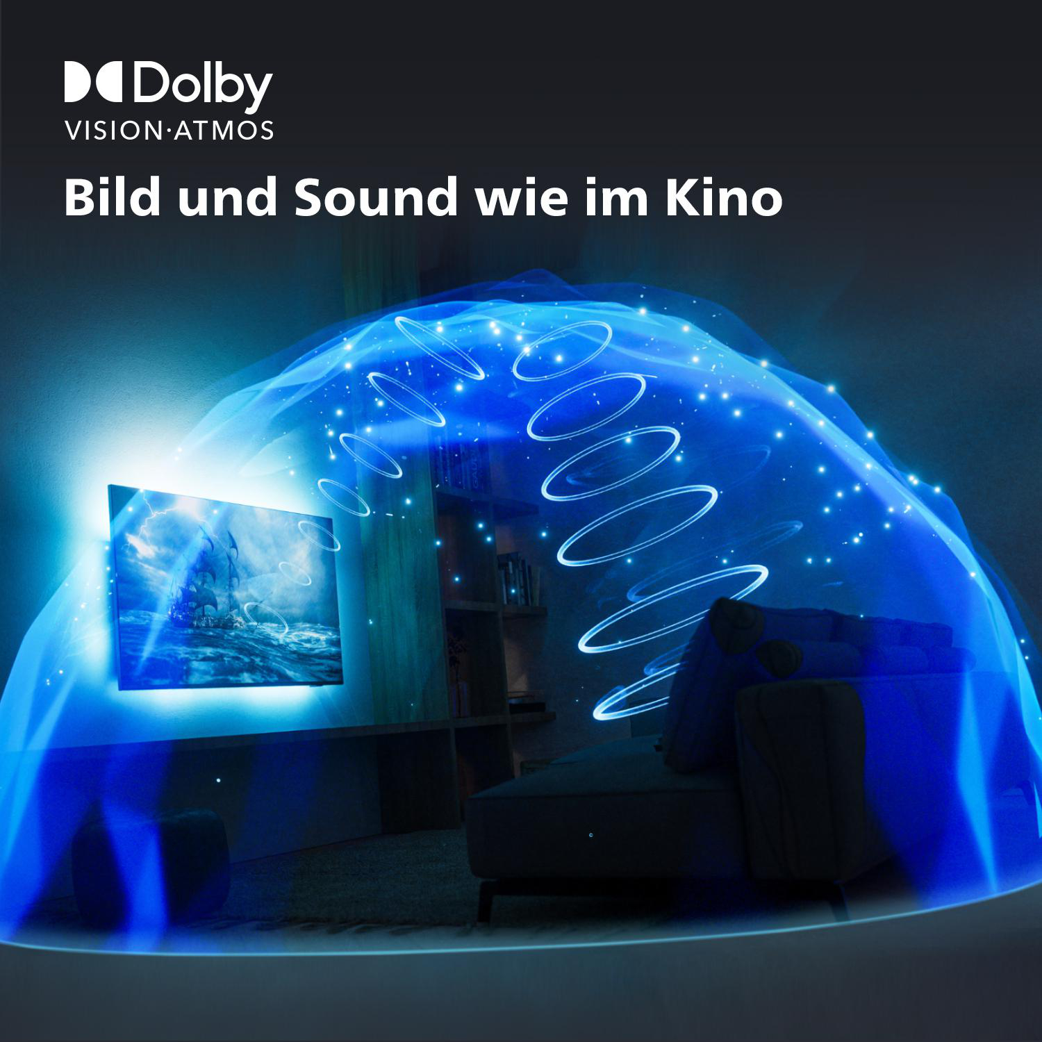 Wohnzimmer mit TV, das eine Schiffsszene zeigt. Blaues Licht und Text: Bild und Sound wie im Kino.