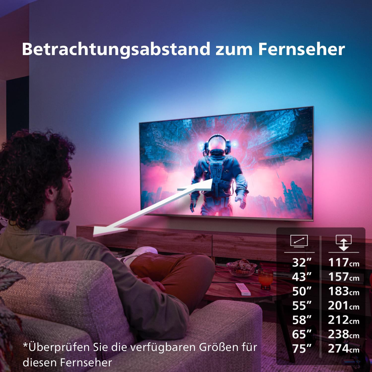 Mann schaut Fernseher mit Entfernungsanzeige. Tisch mit Getränk.