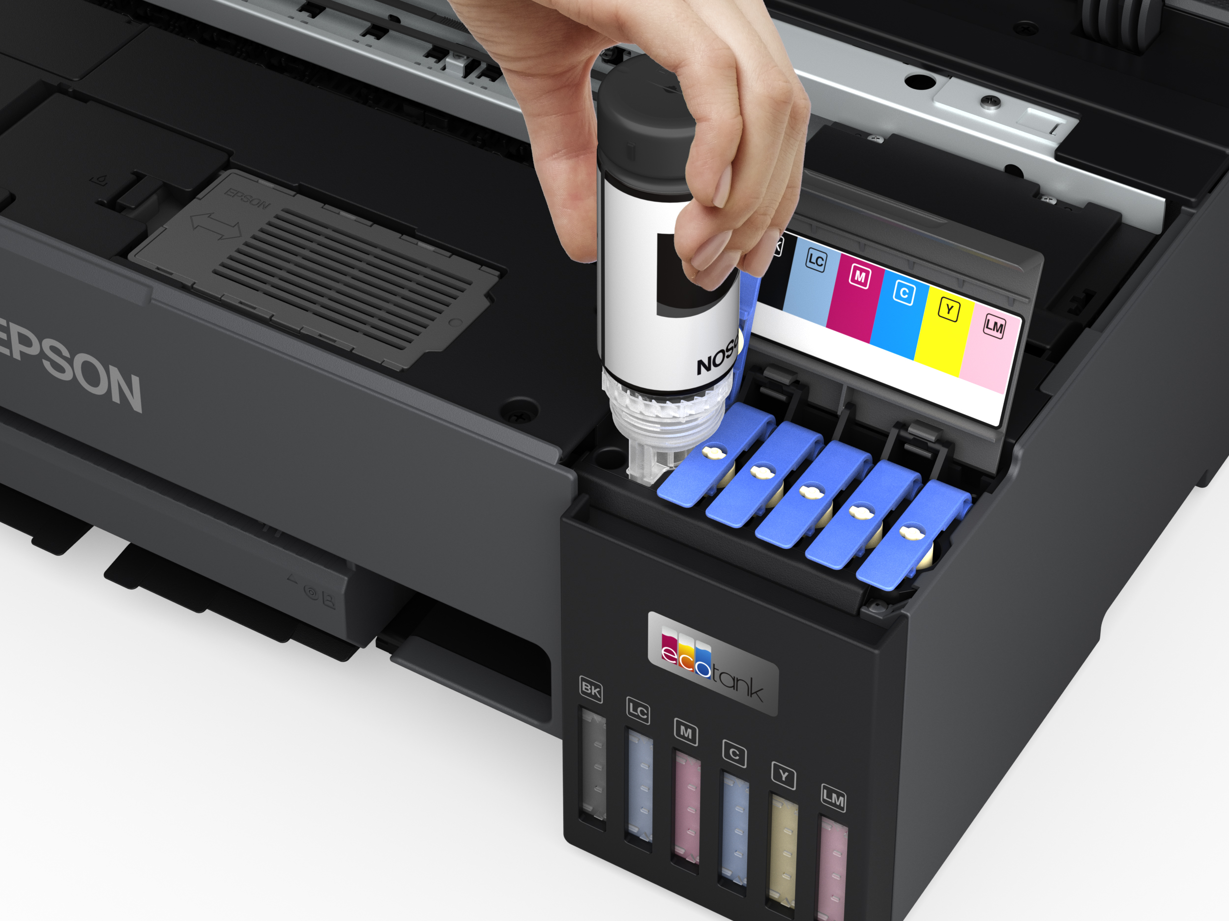 Bir el, bir Epson yazıcının mürekkep tankını şişeden siyah mürekkeple dolduruyor.