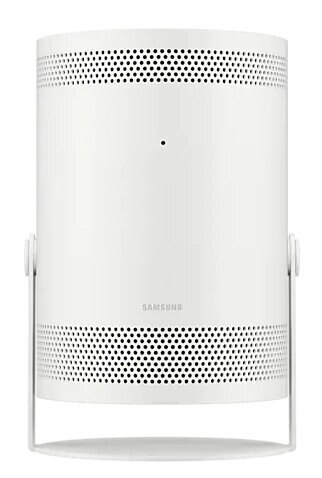 Biały, cylindryczny projektor ze stojakiem. Ma wiele małych otworów i widoczna jest marka Samsung.
