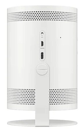 Biały projektor z portami z tyłu, w tym HDMI i USB, oraz ze stojakiem.