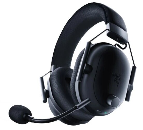 Czarny zestaw słuchawkowy do gier z mikrofonem. Zestaw słuchawkowy jest na białym tle.