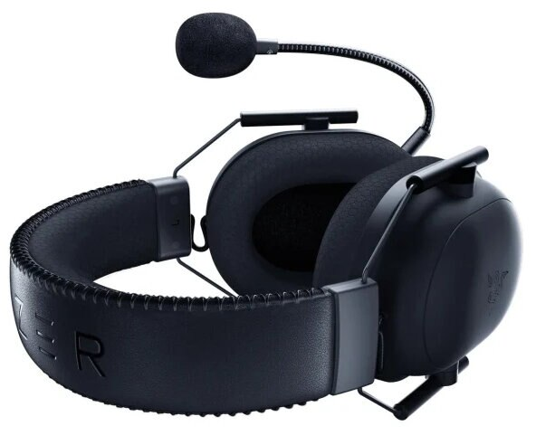 Czarny zestaw słuchawkowy do gier z mikrofonem. Zestaw słuchawkowy na białym tle.