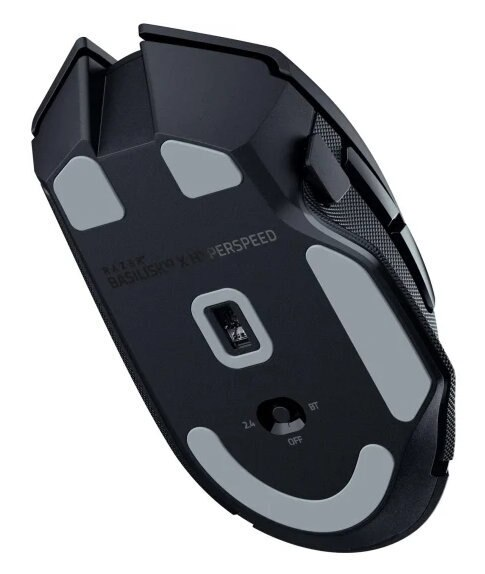 Widok od spodu czarnej myszy. Pokazuje podstawę z przyciskami i przełącznikiem. Białe tło.