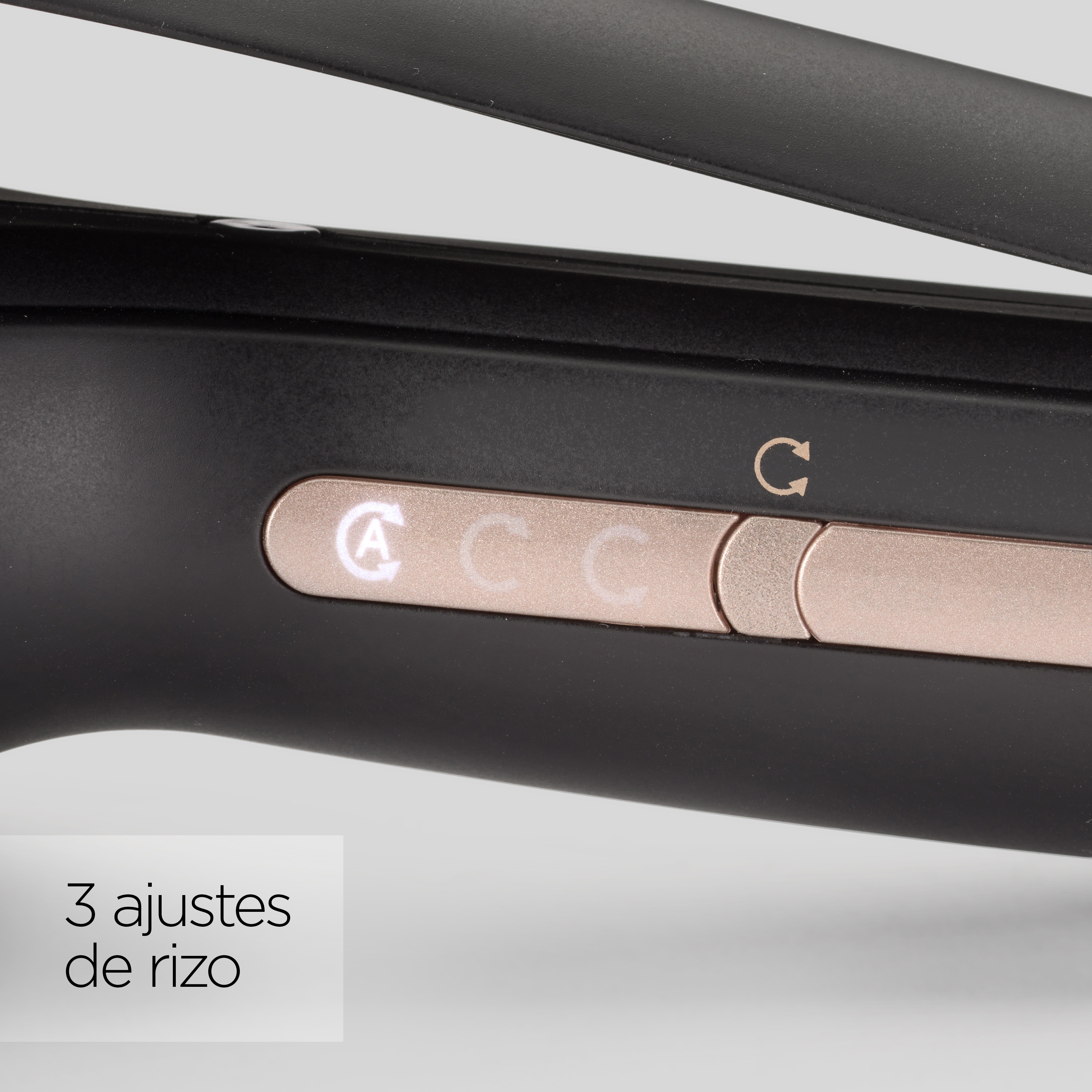 Primer plano de los botones de una plancha para el cabello con detalles en oro rosa.