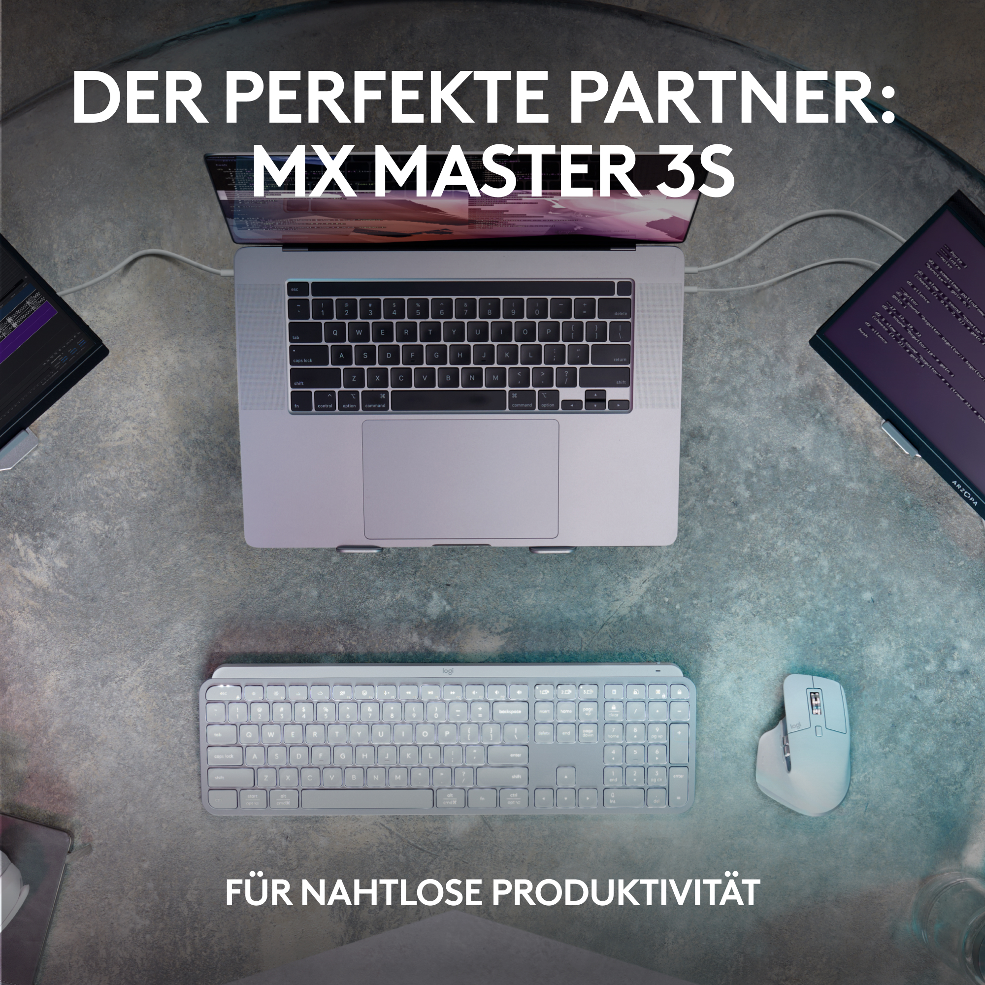 Draufsicht: Laptop, Tastatur und Maus auf einem Tisch. Für nahtlose Produktivität.