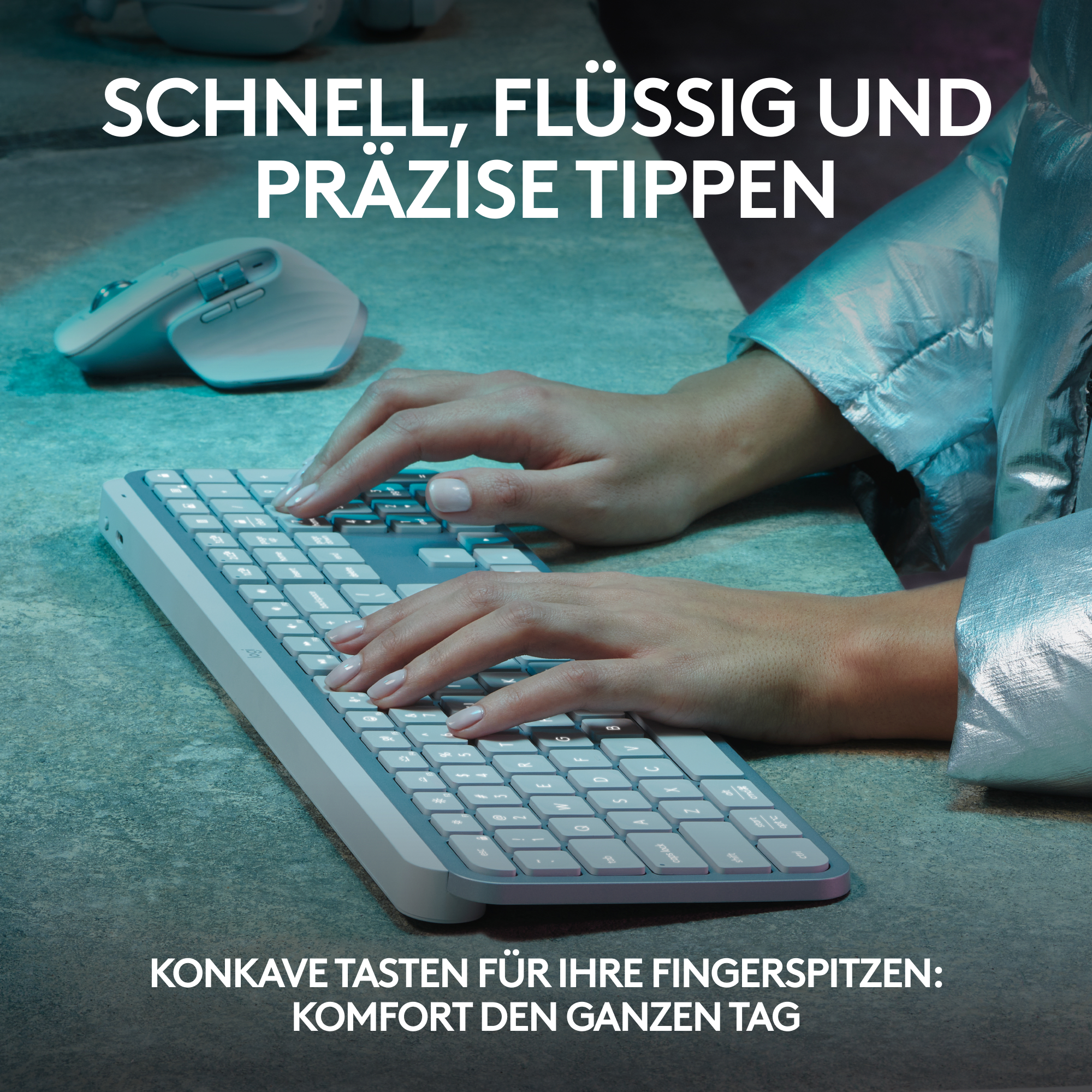 Hände tippen auf weißer Tastatur. Die Tastatur ist hell und hat einen grauen Sockel. Text oben.