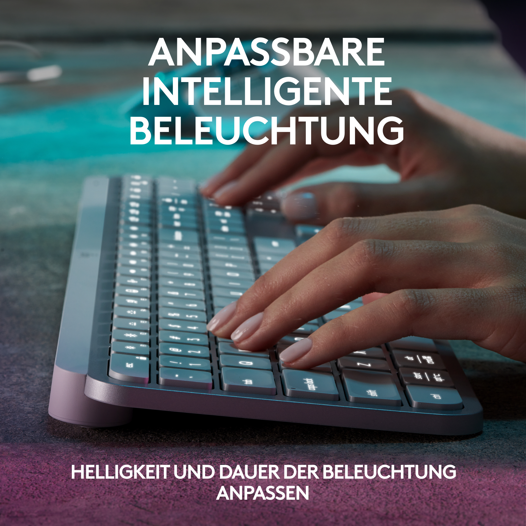 Hände einer Person, die eine graue Tastatur mit weißem Text auf dunklem Hintergrund benutzen.