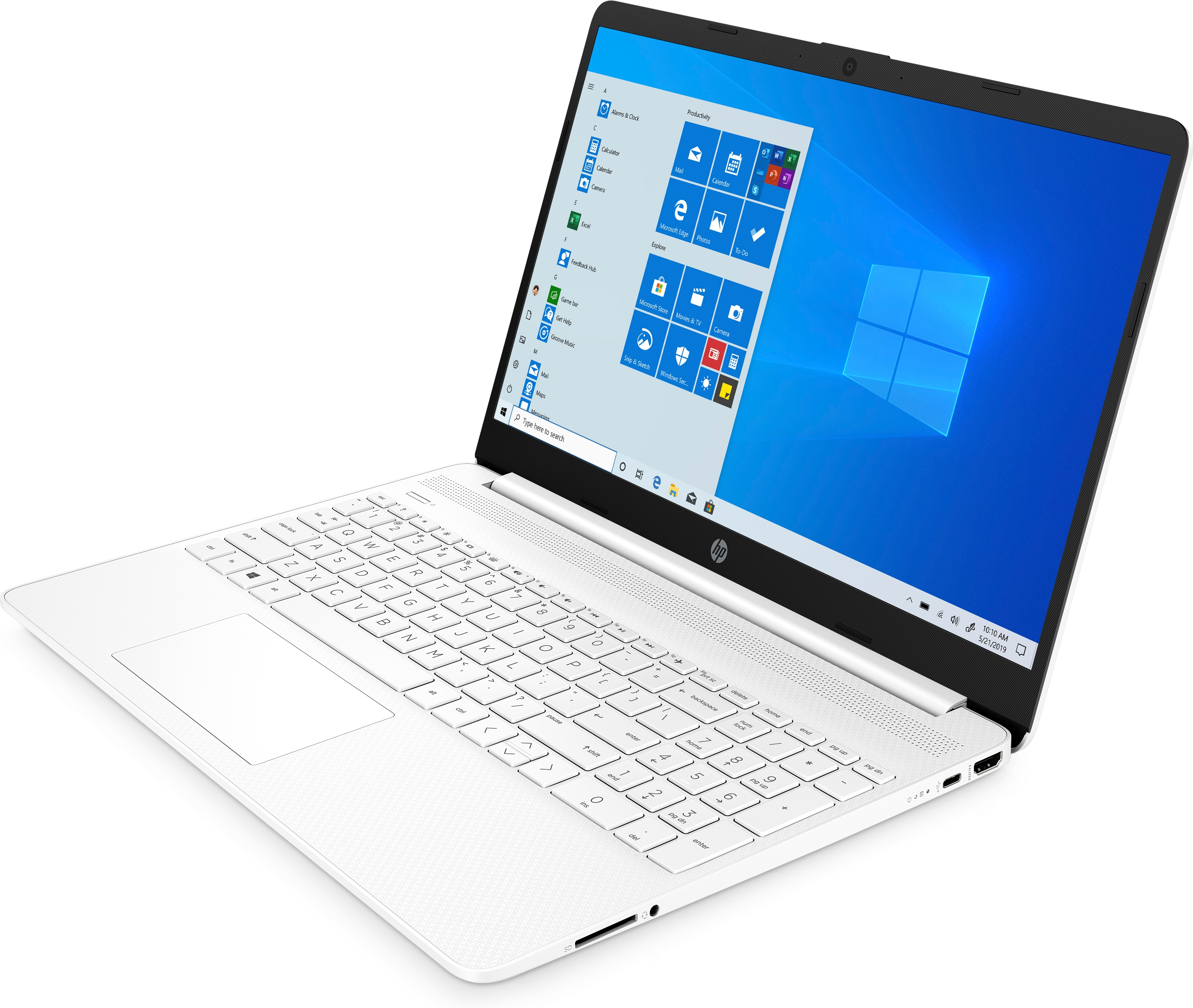 Ordenador portátil blanco sobre una superficie blanca, abierto y mostrando el escritorio de Windows 10.