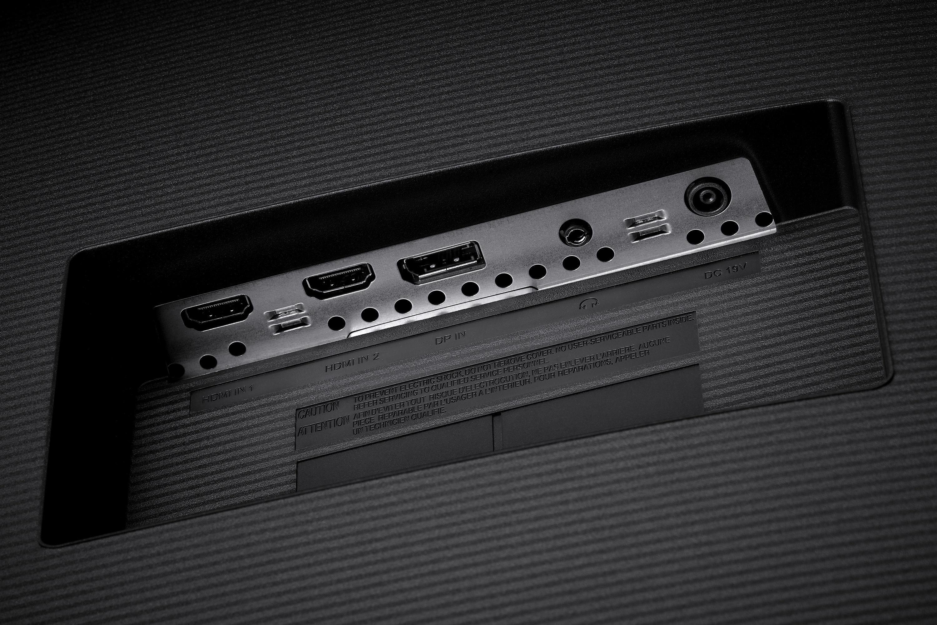 Arrière d'un moniteur montrant les ports de connexion: HDMI, USB et entrée CC.