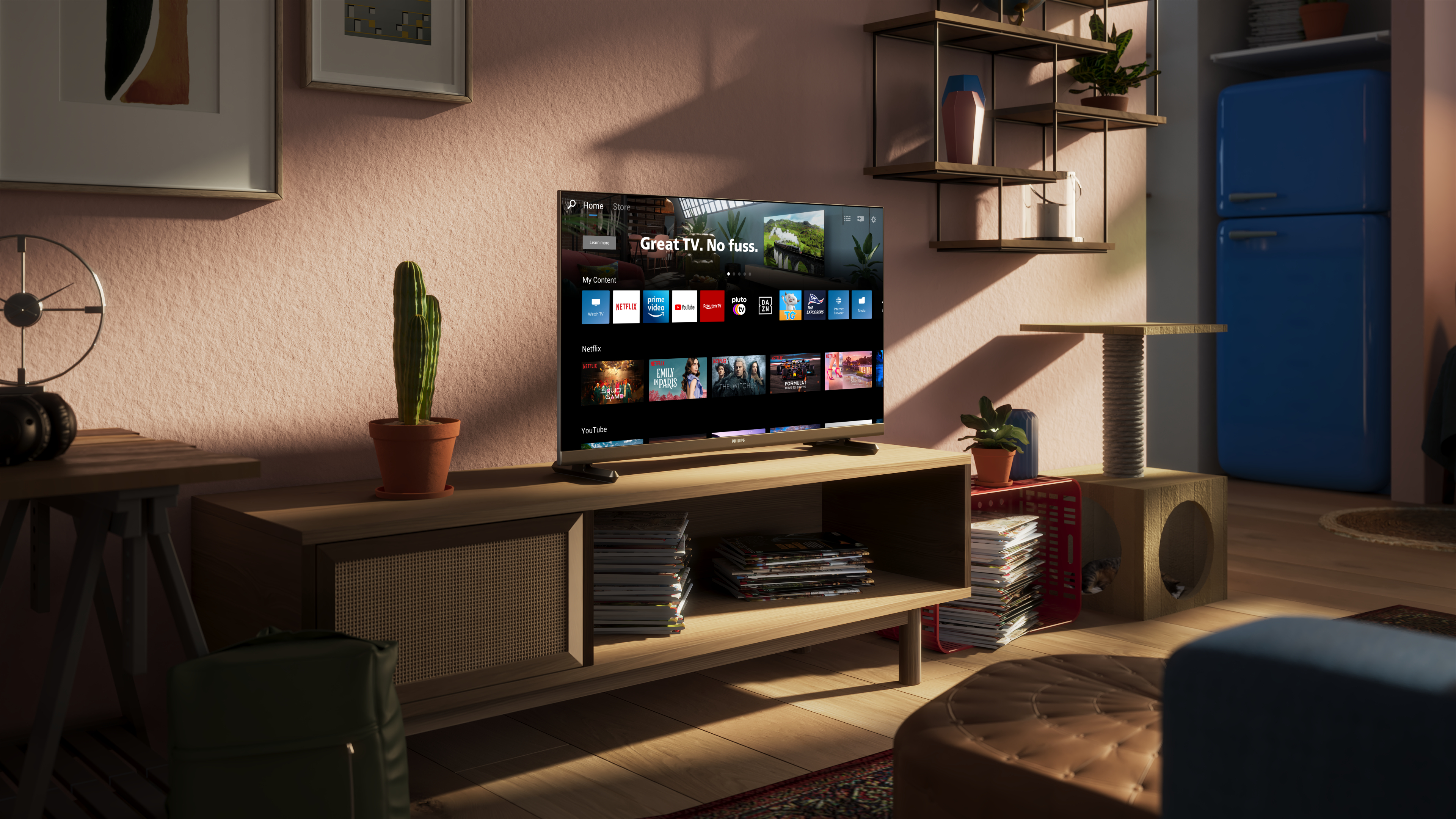 Wohnzimmer mit Fernseher, Kaktus und blauem Kühlschrank. Sonnenlicht auf rosa Wand.