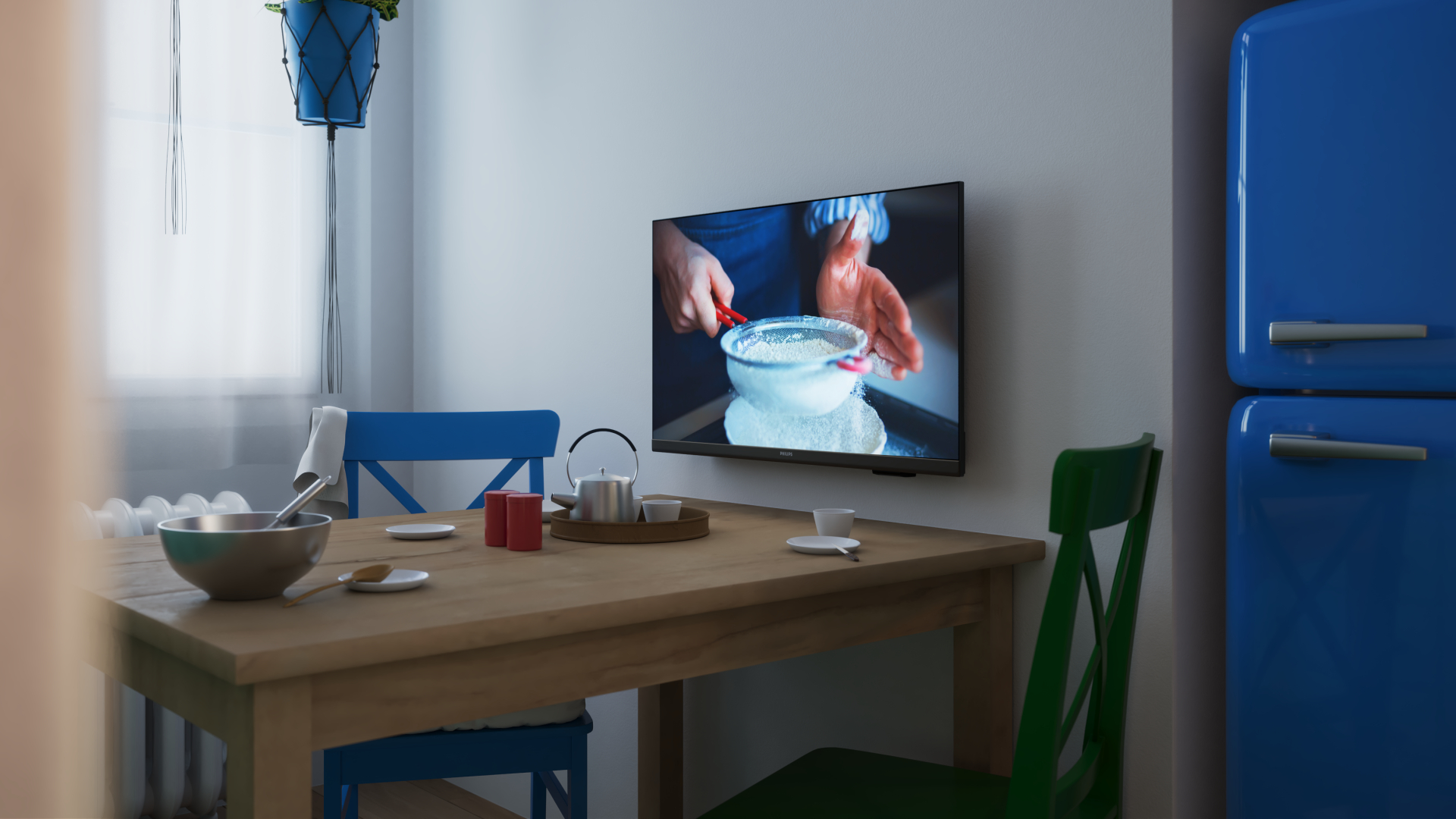 Küchenszene: Frau kocht im Fernsehen, Tisch mit Essen, blauer Kühlschrank.