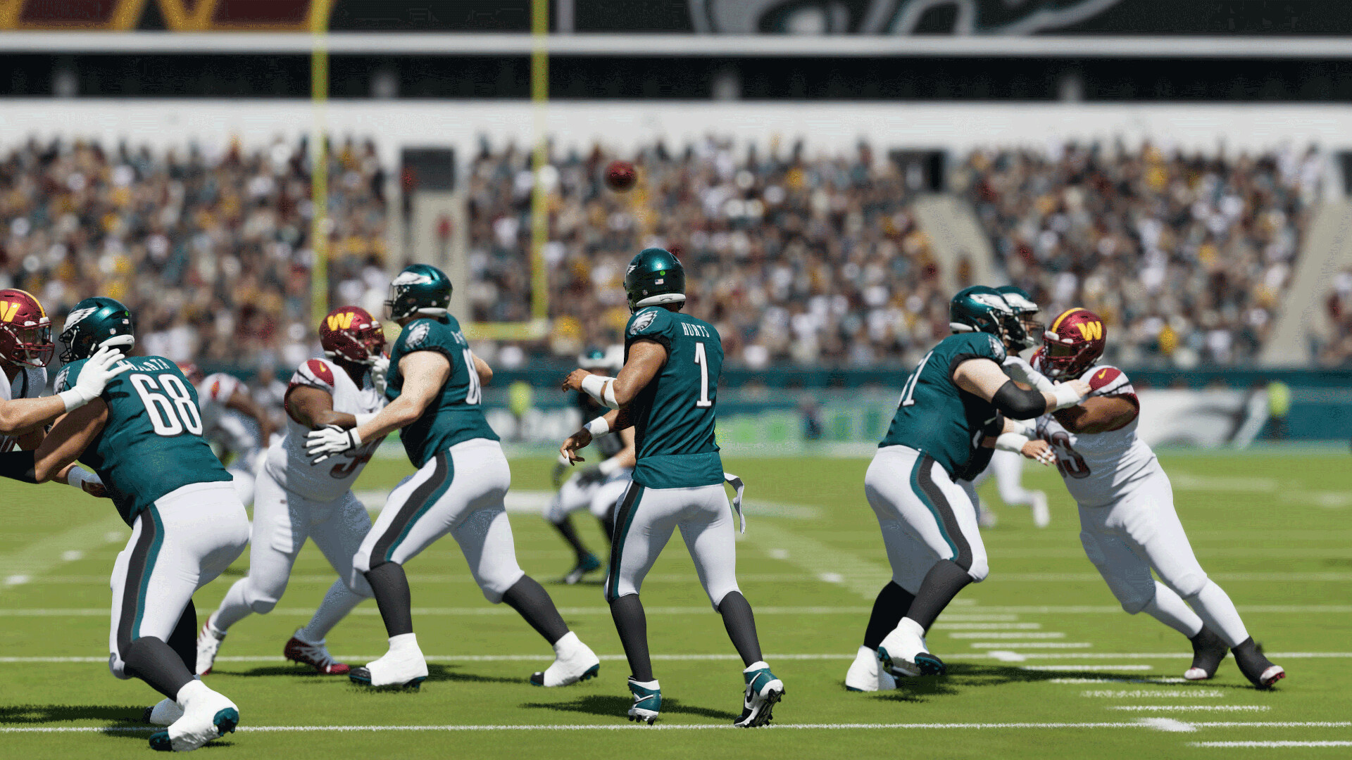 American-Football-Spiel in Aktion. Spieler in grün-weißen Uniformen gegen Spieler in weinrot-weißen Uniformen.