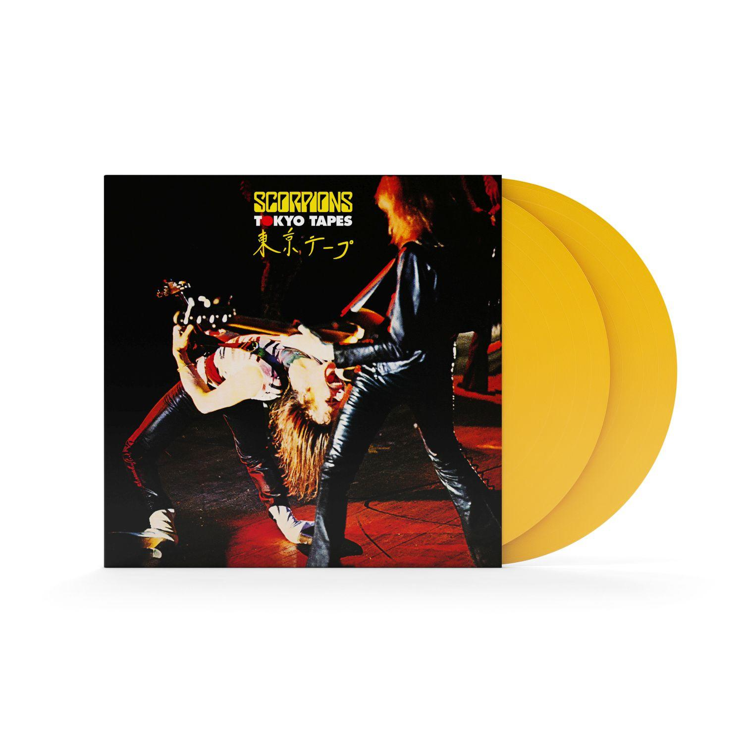A Scorpions Tokyo Tapes album borítója, bakelit lemezekkel. Két férfi gitározik a színpadon.