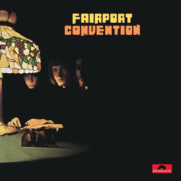 Album borító: Fairport Convention. A csoport tagjai láthatók egy lámpa alatt. Szöveg: Fairport Convention.