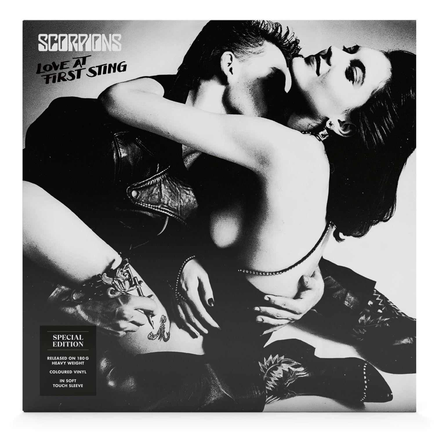 Album borító, fekete-fehér fotó egy ölelkező párról. A szöveg: 'Scorpions Love at First Sting'.