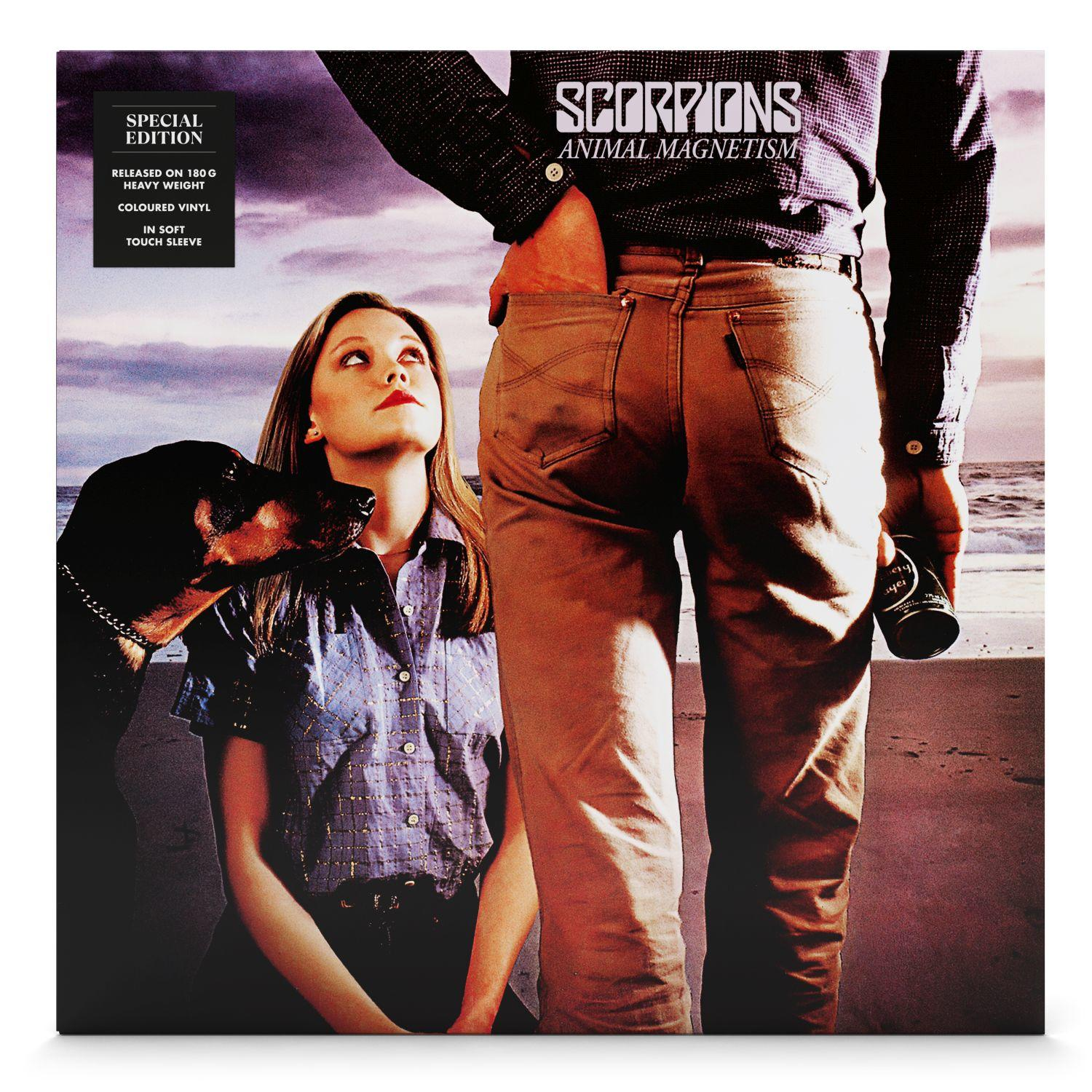 Scorpions album borító. Férfi háta, nő felfelé néz, kutya, strand háttér.