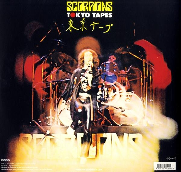 Album borító, Scorpions Tokyo Tapes. Színpad, zenekar, koncertjelenet.