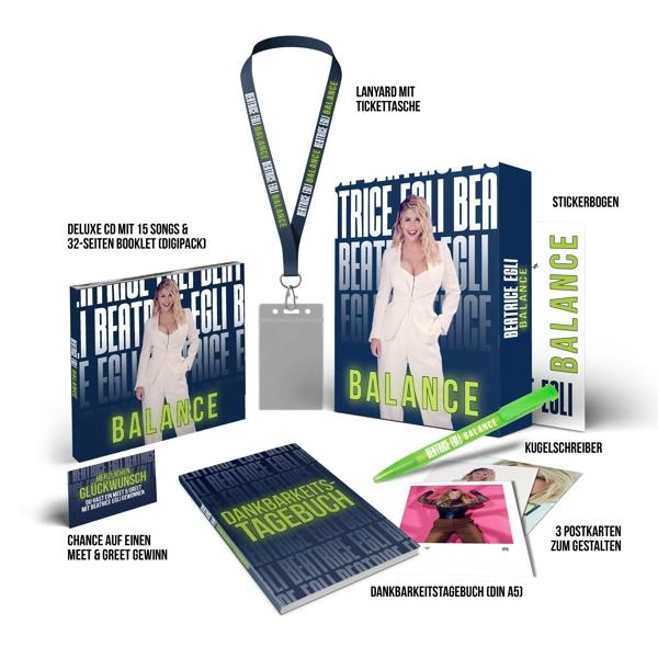 Ein Warenpaket, einschließlich CD, Tagebuch, Stift und Postkarten mit dem Bild einer Frau.