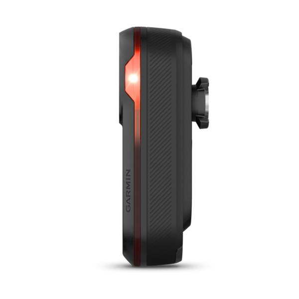 Fekete Garmin eszköz piros díszítéssel és fénnyel. Tartóval és texturált felülettel rendelkezik. A Garmin logó látható.